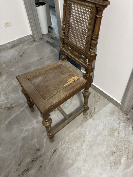 Scaun nerestaurat din lemn masiv si spatar din ratan