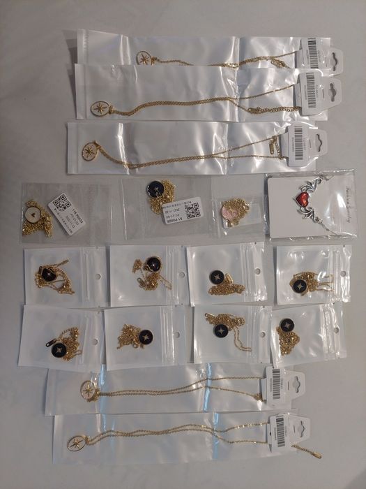 Слънчеви очила, гердани, чантички, ключодържател, домашни обувки