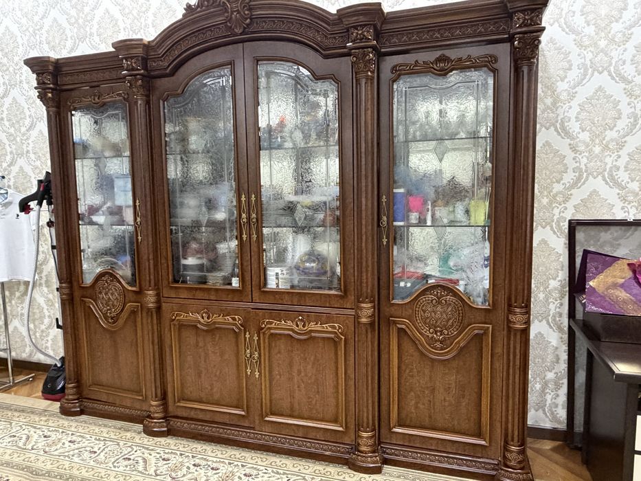 Шкаф,стол,стулья,трюмо