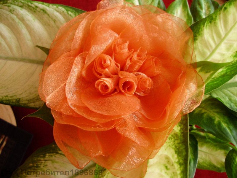 Евтин и ефектен подарък - цветя-брошки