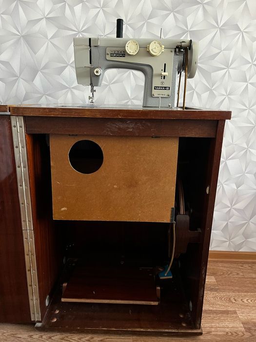 Продам швейную машинку