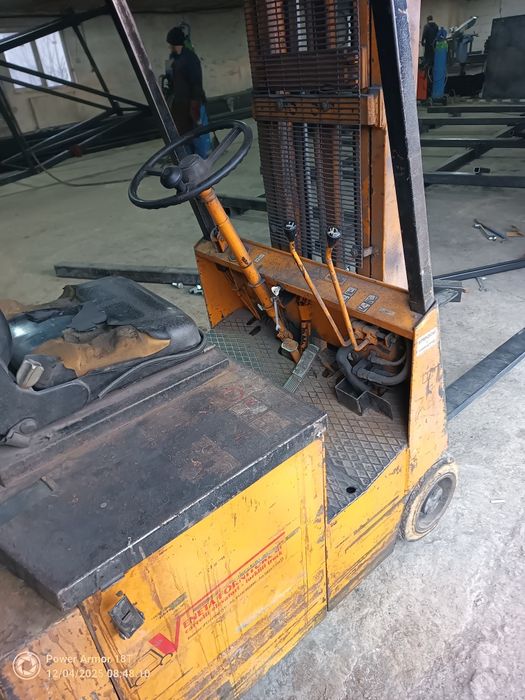 Vând stivuitor electric