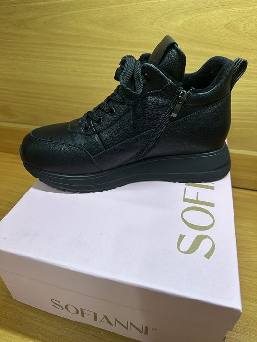 Продаются новые женские  кроссовки с утеплением