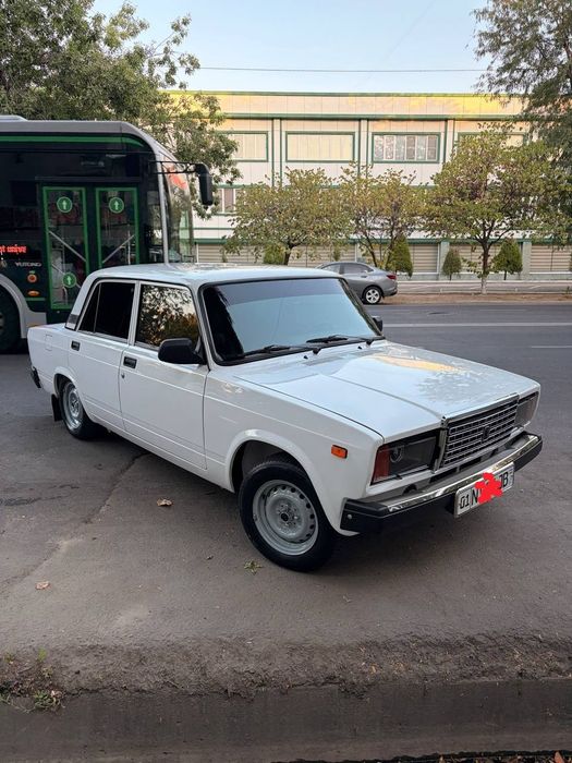 Срочно продам ваз 2107  год 2007 белый бензин