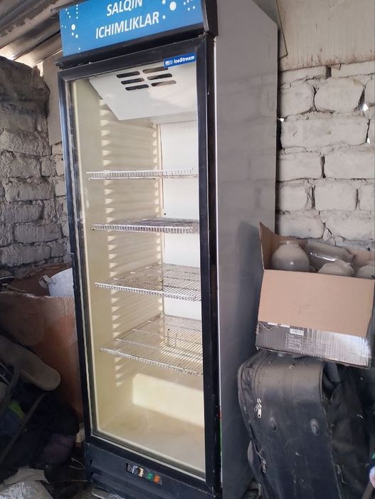 Витрина холодильник работает отлично xaladilnik vitrina