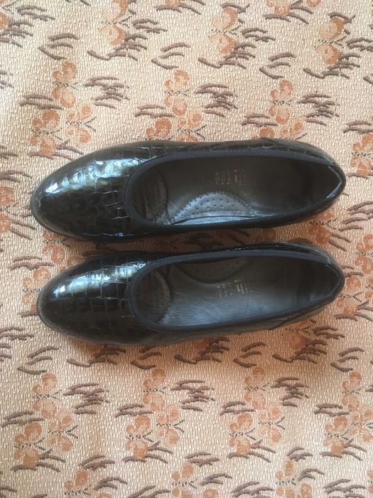 Дамски лачени обувки