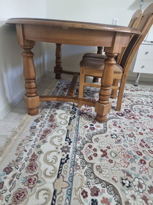 Продам стол со стулями дубовый .