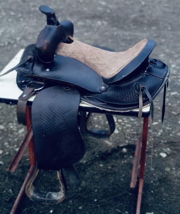 Vând șauă western