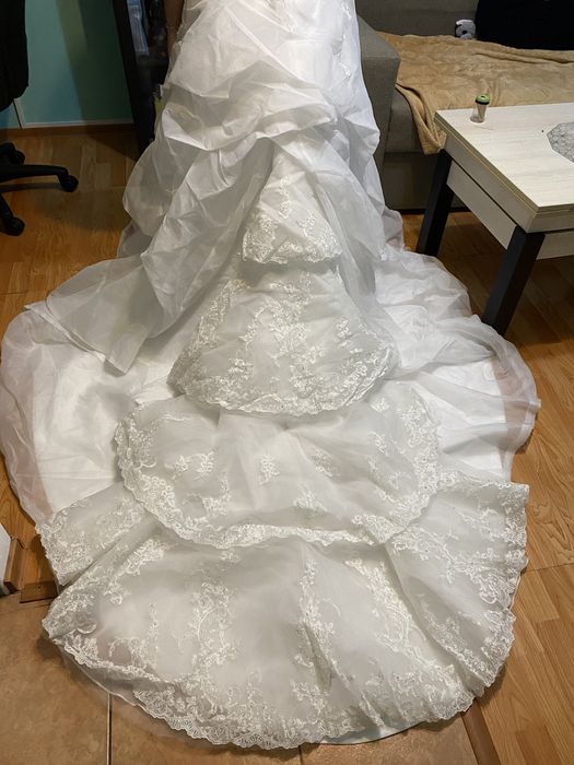 rochie de mireasa alba cu trena extensibila