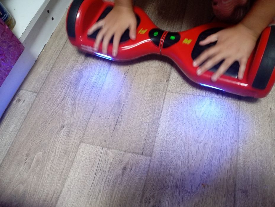 Vând Hoverboard roșu cu lumini