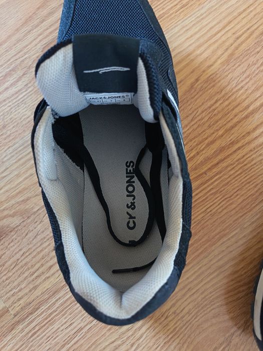 Adidași sport vând