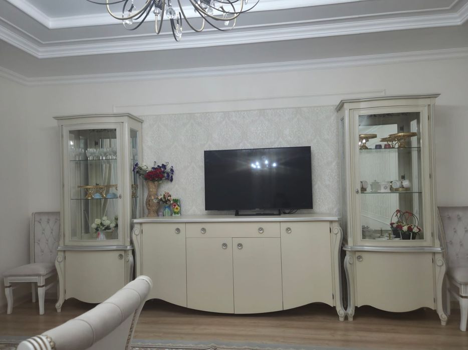 Продаётся элегантный сервант с витринами