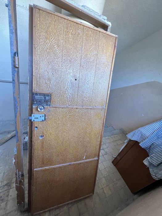 Продам железную дверь.