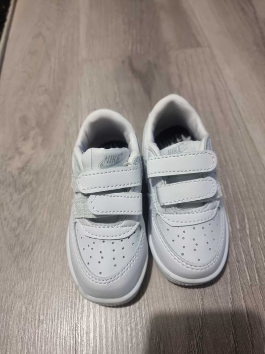 Продавам бебешки обувчици!