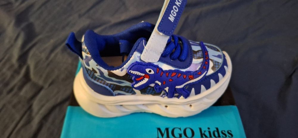 Nr 23 Pantofi sport cu LED cu dinozaruri