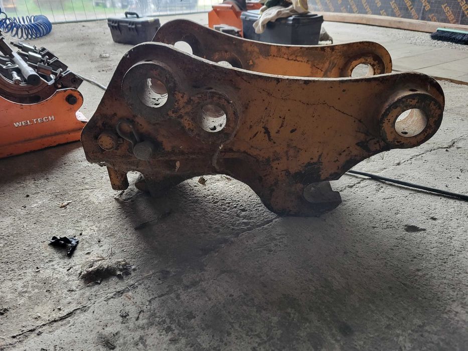 Механичен бързосменник за комбиниран багер CASE/NEW HOLLAND