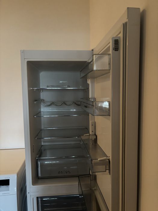 Frigider Sharp cu congelator jos