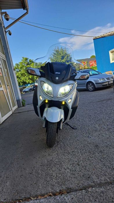 Suzuki Burgman 650 schimb cu scuter intre 125--400cc sau hala metalica