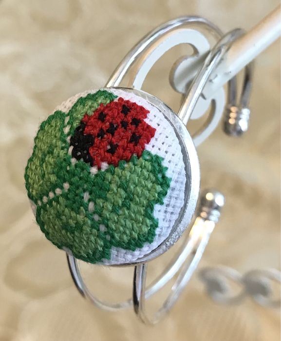 Ръчно бродирани бижута