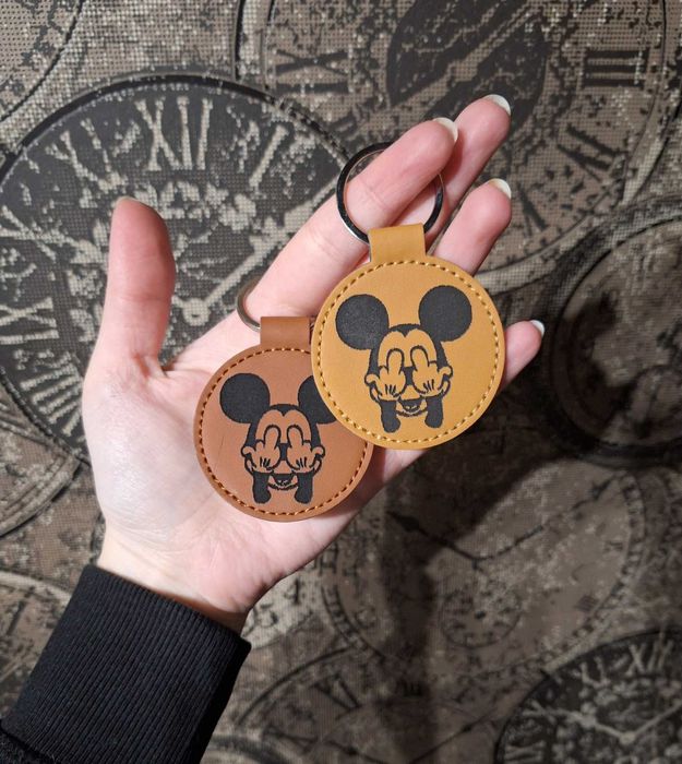 Различни видове дървени ключодържатели и джобчета за чип