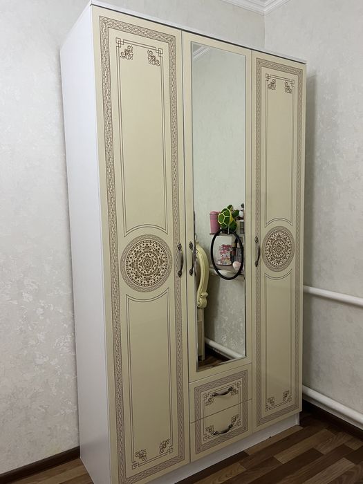 Срочно продам ! Две кровати , два шифаньера ,