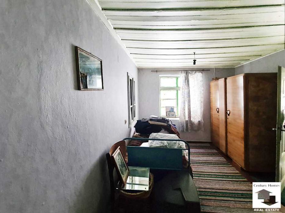 140333 Двуетажна къща с кладенец и гараж в с. Долна Липница