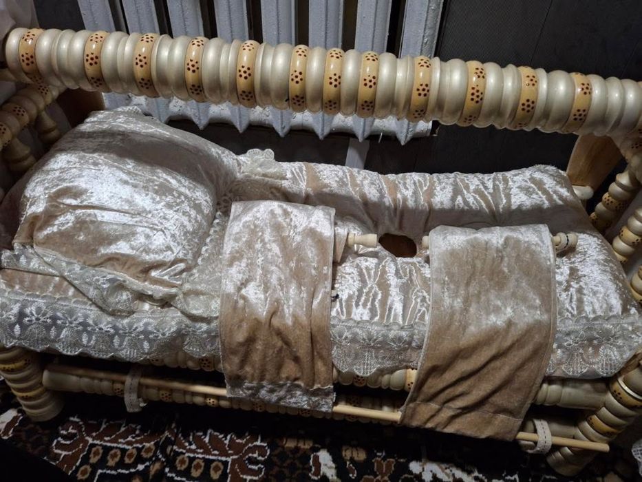Beshik hamma narsasi bilan