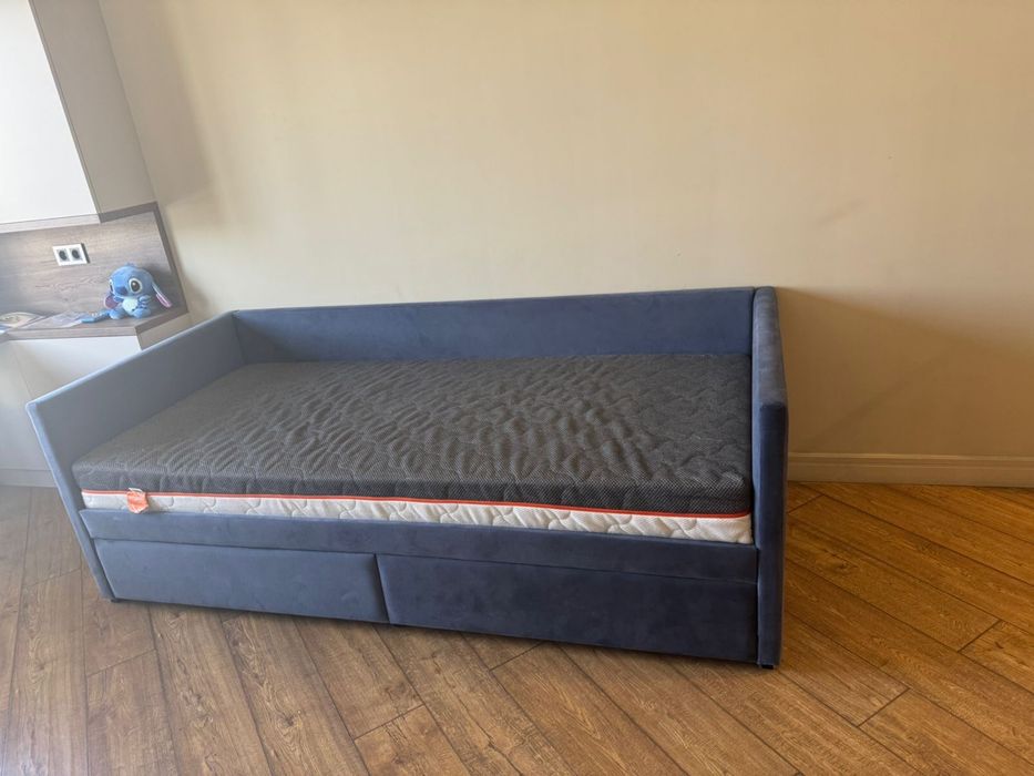 Продам 2 кровати вместе с матрасами