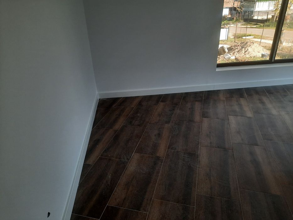 Montaj parchet laminat și plintă.