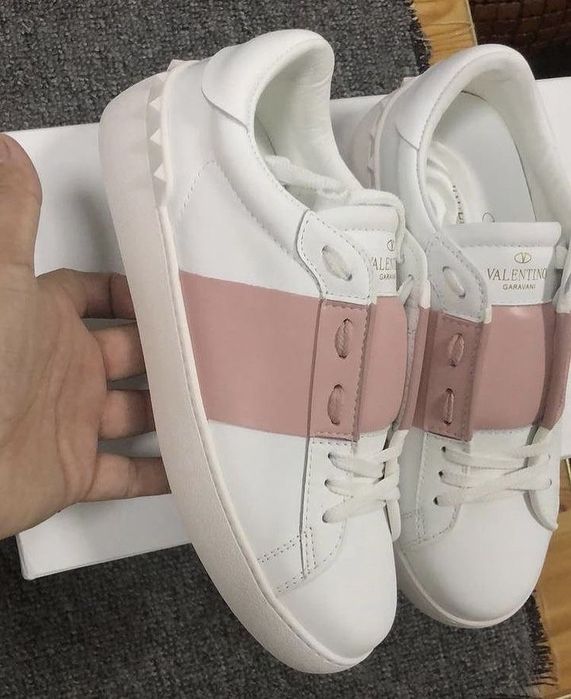 Прдам кроссовки валентино