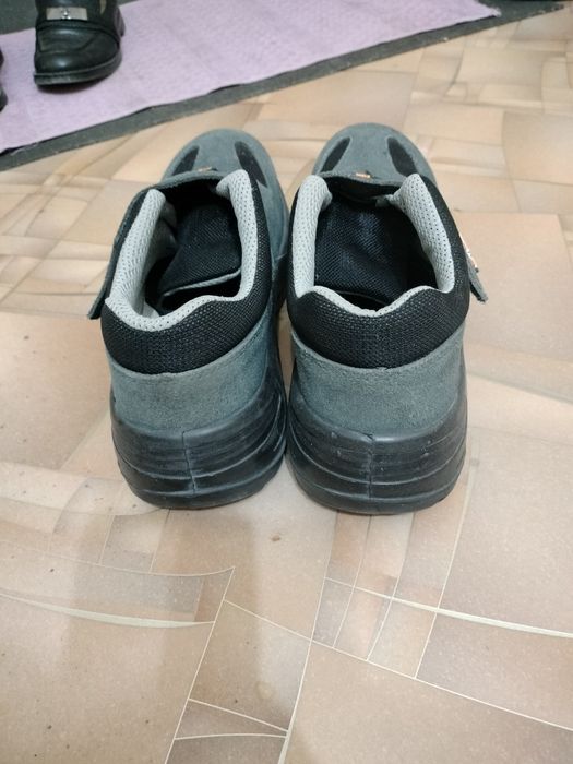 Продам спец ботинки
