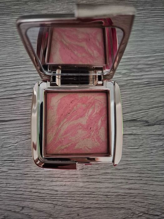 Козметика MAC, Gucci, Hourglass, Fenty, Trinny London