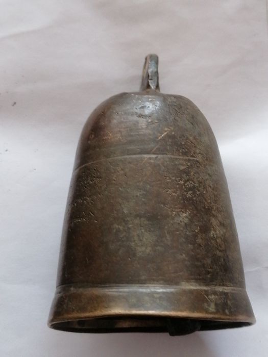 Месингови чанове и часовник