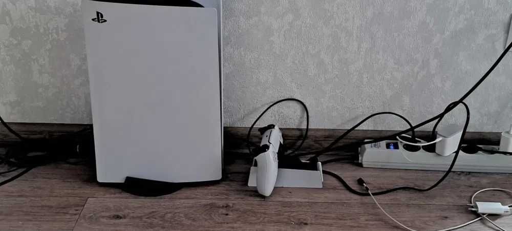 Продам Playstation 5 digital куча игр 2 джостика