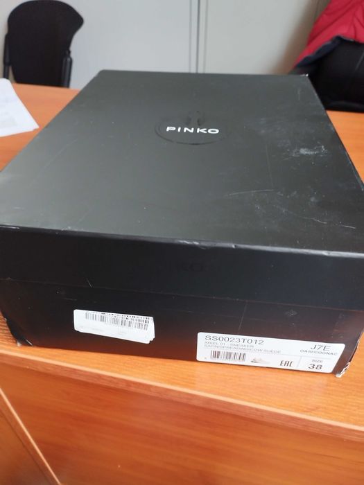 Продавам оригинални дамски маратонки PINKO, размер 38. Закупени са преди 5 месеца от eMAG и не са носени.