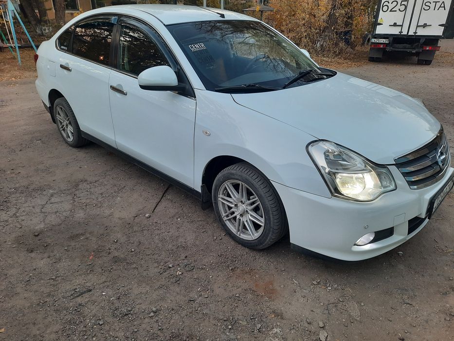 Автомобмль Ниссан Альмера