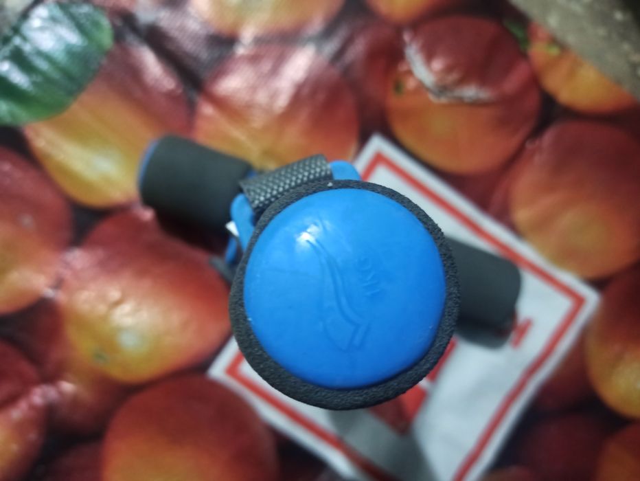 Set gantere fier 1 kg, înveliș neopren gri.