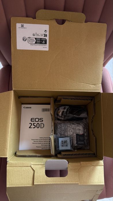 Canon EOS 250D (Rebel SL3) + 18-55mm IS STM – като нов