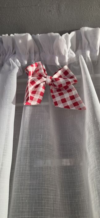 Perdeaua  este un model de tip cafenea (bistro), ideală pentru bucătărie, având un design rustic și primitor