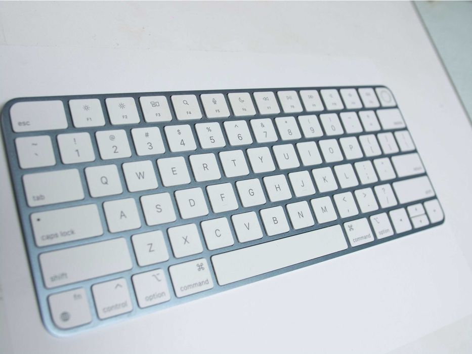Vand iMac 2021, M1, 8 core, SSD 512gb, 16GB RAM, set complet cu tastatura mouse cutie