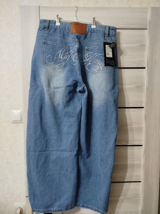 Продам женские джинсы