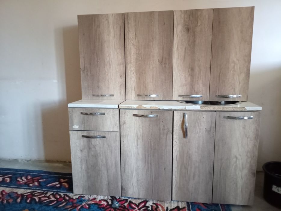 Kuxinniy mebel sotiladi