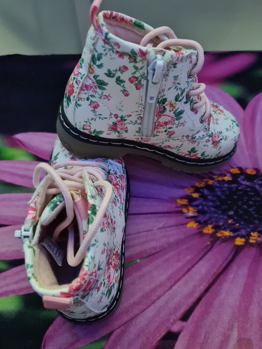 De vanzare ghetuțe fetiță