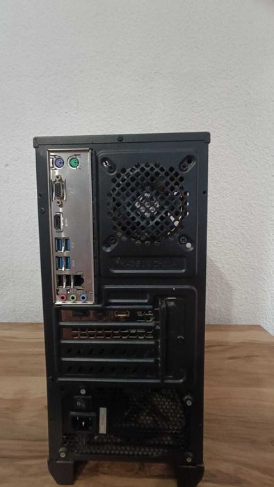 Геймърски компютър + монитор philips