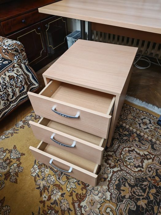 Birou și corp cu sertare impecabile