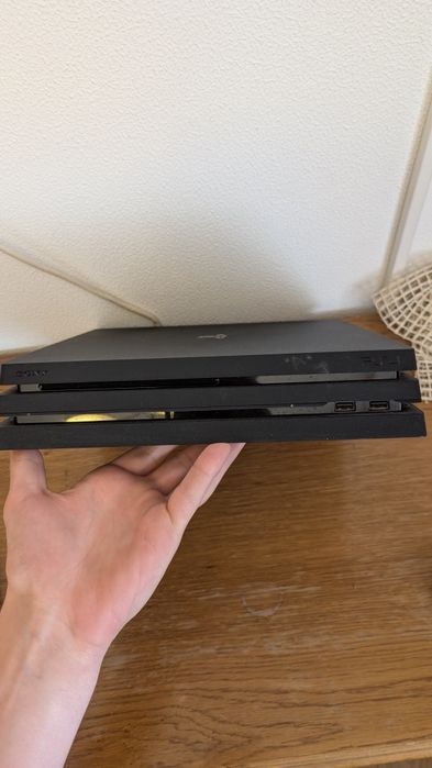 PS 4 Pro 1TB cu 3 controlere