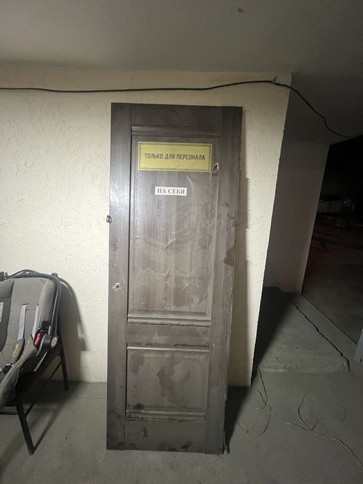 Продам белую дверь