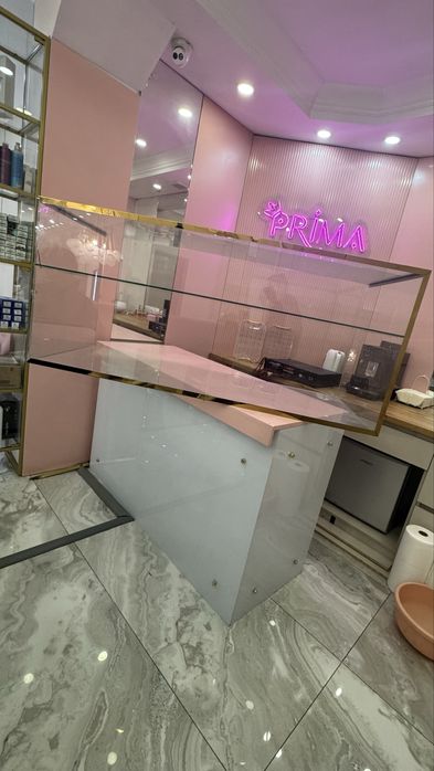 Ресепшен и шкаф