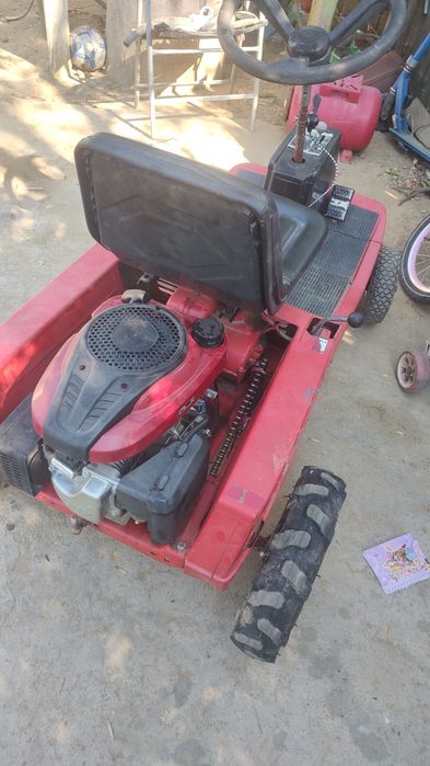 Vând tractoraș de gazon sau schimb cu ATV