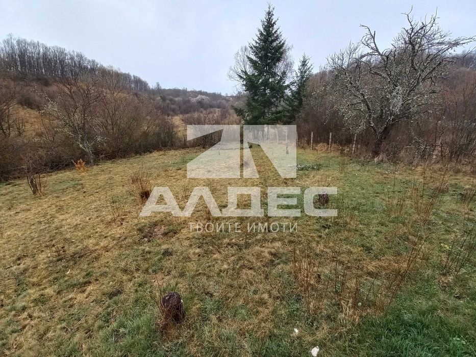 Продава се двуетажна масивна къща с двор в сл. Планиница!